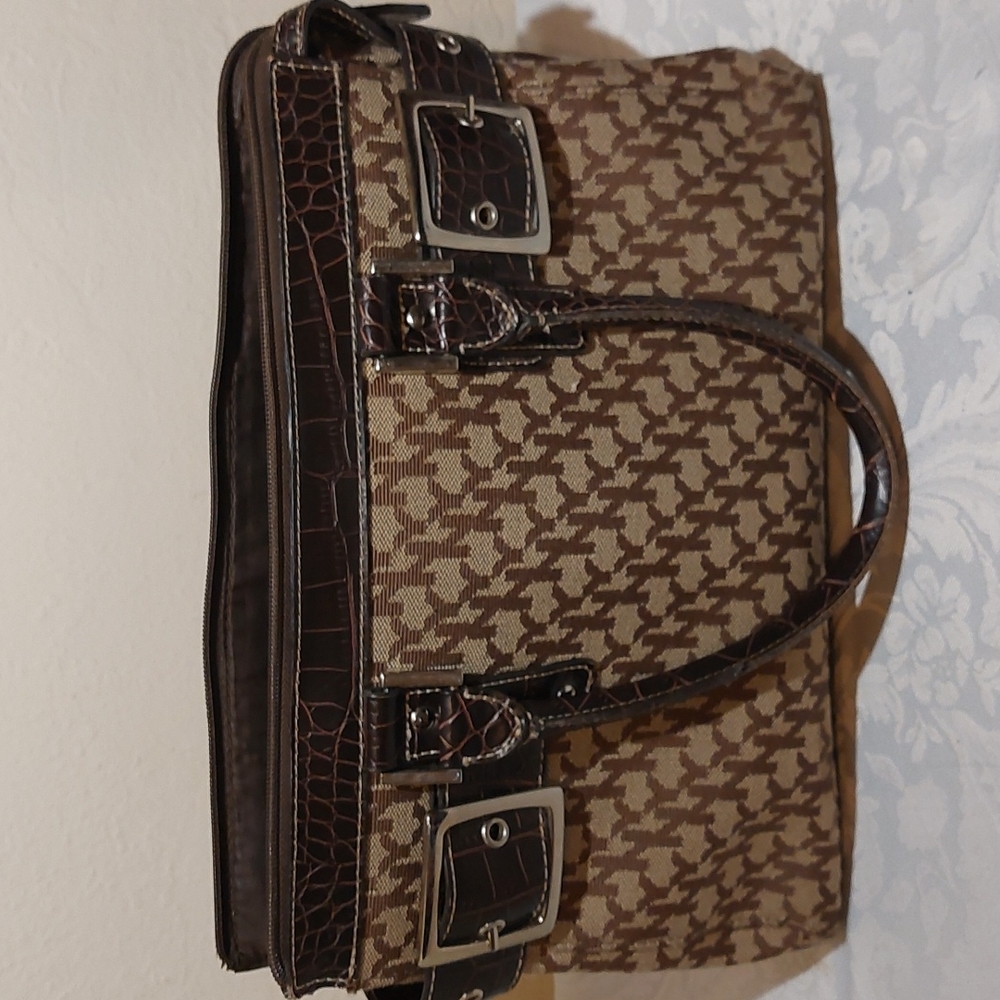 NEW YORK CO. Brown and cream purse. Pattern is NY. Pre-owned very good condition